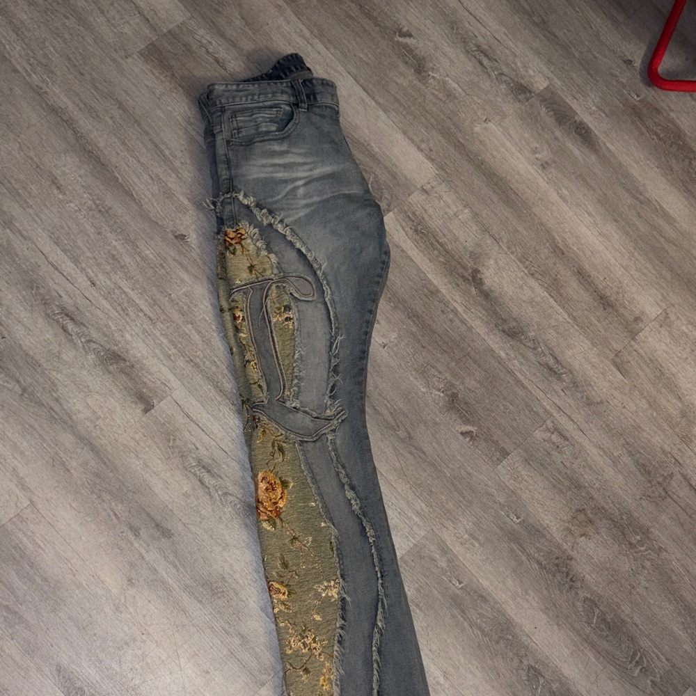 Stylish Gray Floral Men's Jeans - Picture 5 of 5